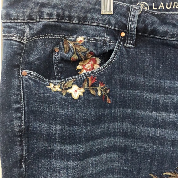 Lori Felt| Jeans| Women’s| Size 28W| Denim| Embroidered floral Jeans, Classic - Picture 4 of 15